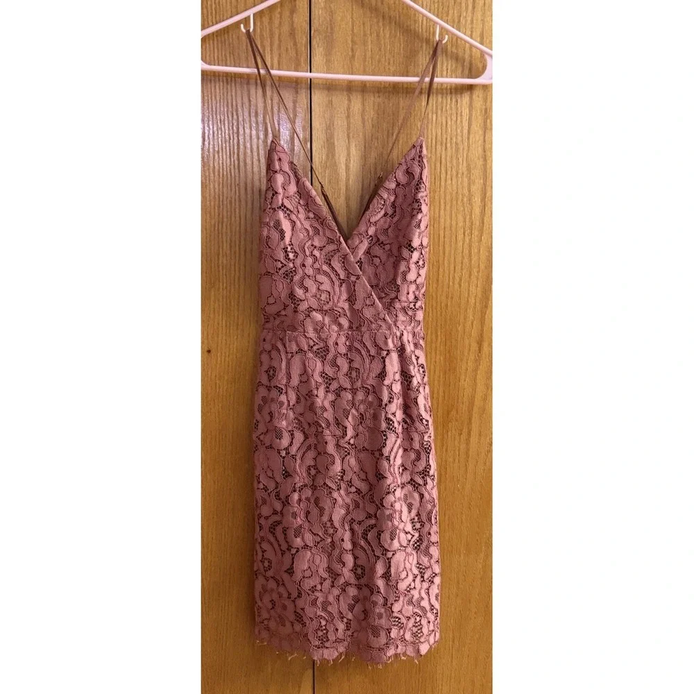 REVOLVE Lovers + Friends Lace Dress Sz XS Blush Pink‎ V Neck Spaghetti Strap